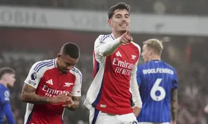 Arsenal lên nhì bảng Ngoại hạng Anh