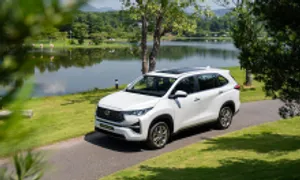 Bản hybrid chiếm 34% doanh số Innova Cross
