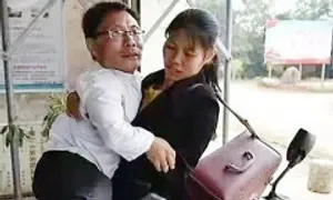 Bác sĩ tí hon nhờ vợ bế đi chữa bệnh cứu người