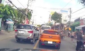Tôi bị dí còi đòi vượt khi lái xe 57 km/h trên đường 60 km/h