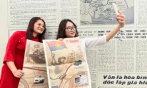 Hàng trăm bạn trẻ xếp hàng xem triển lãm về lịch sử Hàng trăm bạn trẻ xếp hàng xem triển lãm về lịch sử