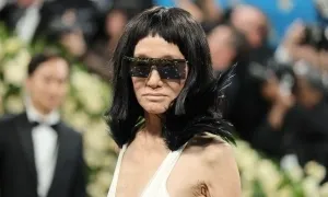Vera Wang diện đầm cắt xẻ ở Met Gala Vera Wang diện đầm cắt xẻ ở Met Gala