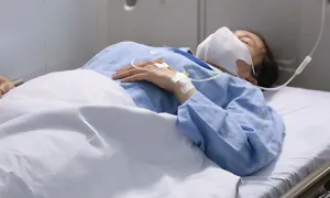 Nữ nhân viên y tế 'choáng, hoảng loạn' sau khi bị tấn công Nữ nhân viên y tế 'choáng, hoảng loạn' sau khi bị tấn công
