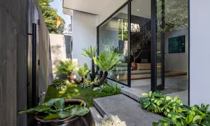 Biến đổi nhà ống hướng Tây thành không gian mở xanh mát Biến đổi nhà ống hướng Tây thành không gian mở xanh mát