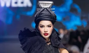 Vũ Việt Hà tái hiện hội đua ngựa Bắc Hà trên váy áo Vũ Việt Hà tái hiện hội đua ngựa Bắc Hà trên váy áo