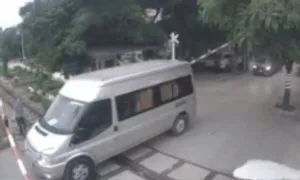 Cố tình vượt gác chắn tàu, tài xế bị tước bằng lái