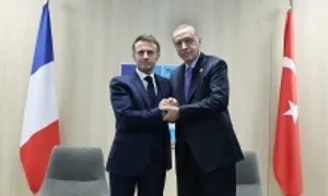 Cú bắt tay gây chú ý giữa ông Macron và ông Erdogan Cú bắt tay gây chú ý giữa ông Macron và ông Erdogan