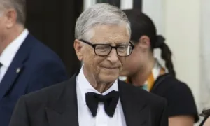 Tỷ phú Bill Gates và bạn gái diện đồ đôi dự cưới Jeff Bezos