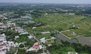 Nên bán mảnh đất mặt đường để trả bớt nợ hay mua nhà mới?