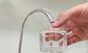 Lười uống nước, nhịn tiểu - sát thủ âm thầm gây suy thận