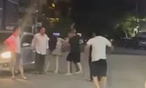 Ba cô gái trình báo nhiều người đàn ông đánh hội đồng ở giữa đường