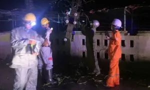Hơn 1,6 triệu khách hàng vẫn bị mất điện do bão Kajiki