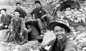 Bức ảnh nụ cười người lính thành cổ Quảng Trị gây xúc động Bức ảnh nụ cười người lính thành cổ Quảng Trị gây xúc động
