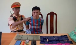 Mang bao tải giấu 4 bánh heroin và 6.000 viên ma túy tổng hợp