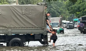 Quân đội điều xe đưa đón dân qua một số điểm ngập Hà Nội Quân đội điều xe đưa đón dân qua một số điểm ngập Hà Nội
