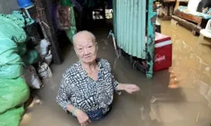 Cuộc sống đảo lộn trong triều cường ngập cả mét ở Cần Thơ
