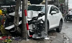Ôtô lao lên vỉa hè, tông vào hai người Ôtô lao lên vỉa hè, tông vào hai người