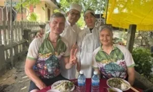 Khách Tây mệt lả được người Việt mời ăn trong đám hiếu