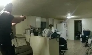 Gọi 911 cầu cứu, chủ nhà bị cảnh sát bắn chết vì cầm nồi nước sôi