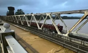 Di dời hai tàu chở đá khỏi cầu đường sắt ở Huế