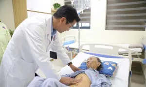 Người già mắc ung thư không nên đụng 'dao kéo'?