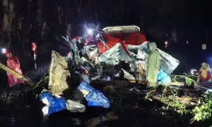 Sạt lở núi đè ôtô khách ở Khánh Hòa, 6 người chết