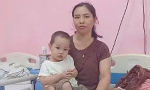 Cõng con vượt lũ đi chữa bệnh