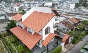 Nhà mái ngói hiện đại 460 m2 con gái xây cho bố mẹ dưỡng già